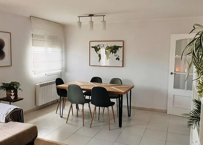 Your Coastal Retreat! Sea Views, Free Parking