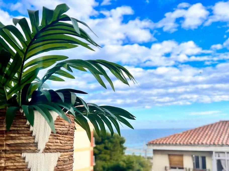 Your Coastal Retreat! Sea Views, Free Parking Apartament