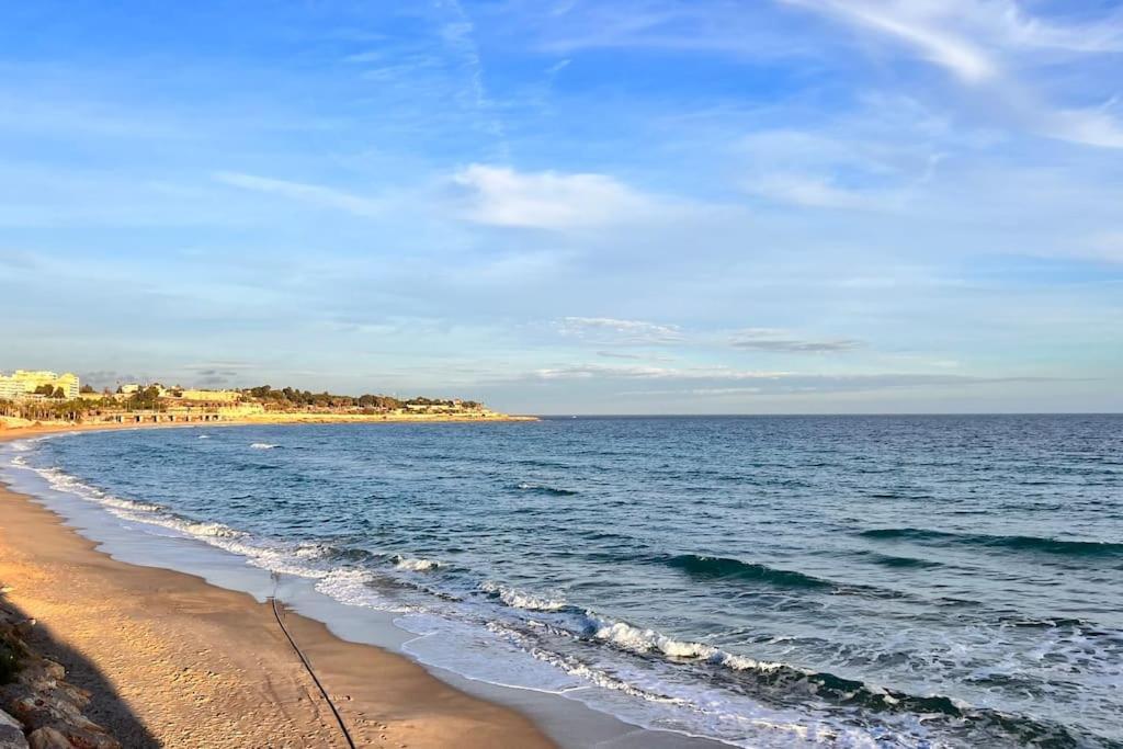 Apartament Your Coastal Retreat! Sea Views, Free Parking