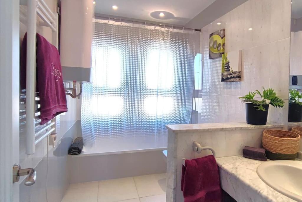 Your Coastal Retreat! Sea Views, Free Parking