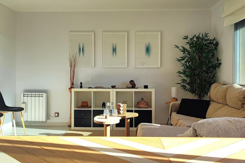 Your Coastal Retreat! Sea Views, Free Parking Appartement