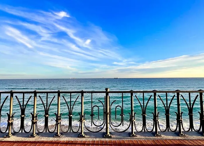 Your Coastal Retreat! Sea Views, Free Parking