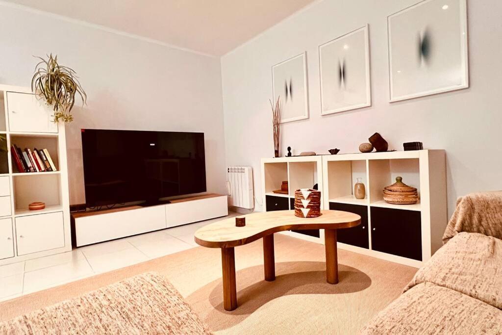 Your Coastal Retreat! Sea Views, Free Parking Apartment
