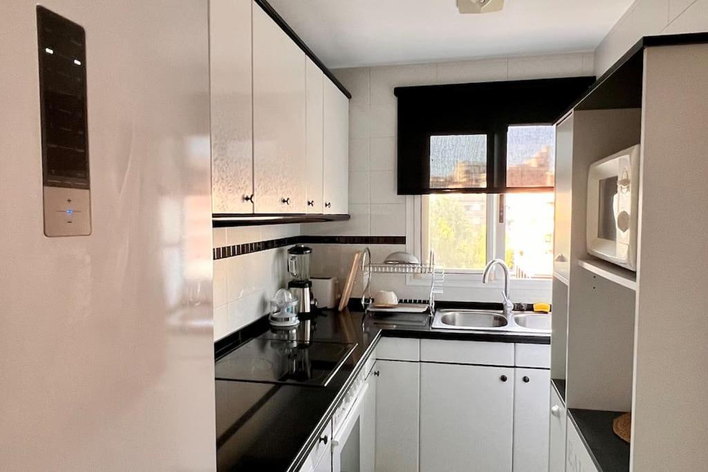 Your Coastal Retreat! Sea Views, Free Parking Apartment