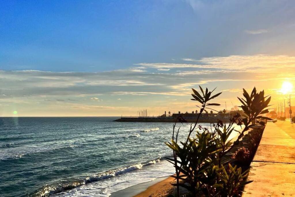 Apartment Your Coastal Retreat! Sea Views, Free Parking Tarragona