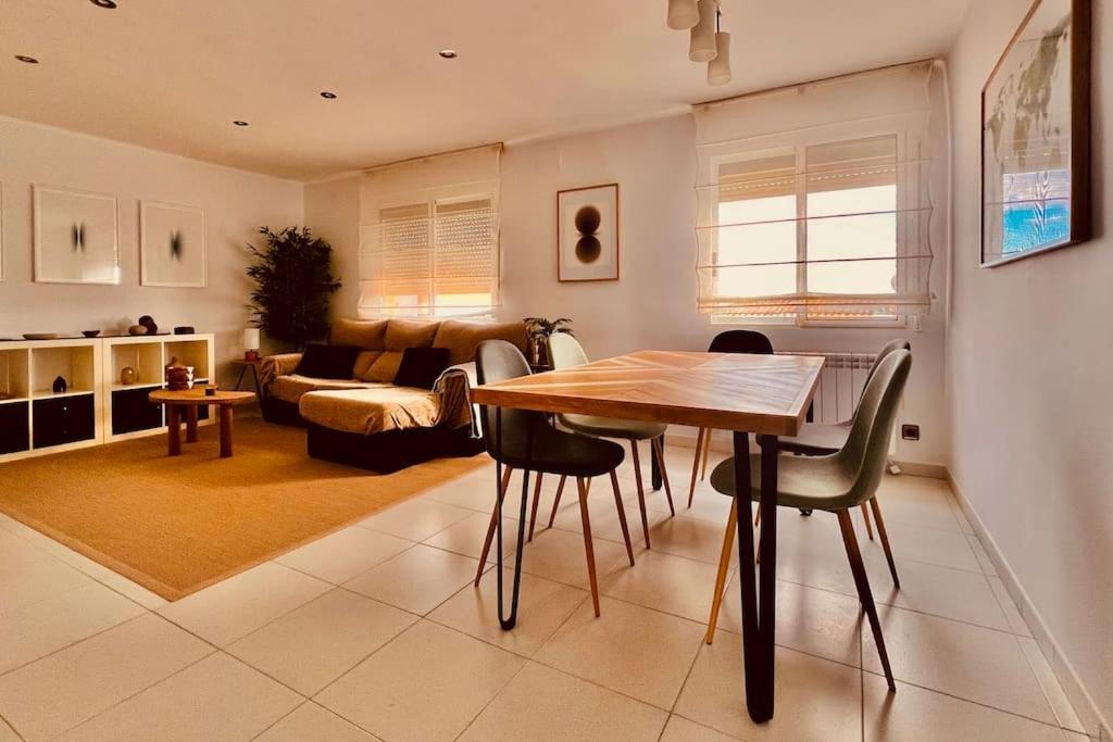 Your Coastal Retreat! Sea Views, Free Parking *