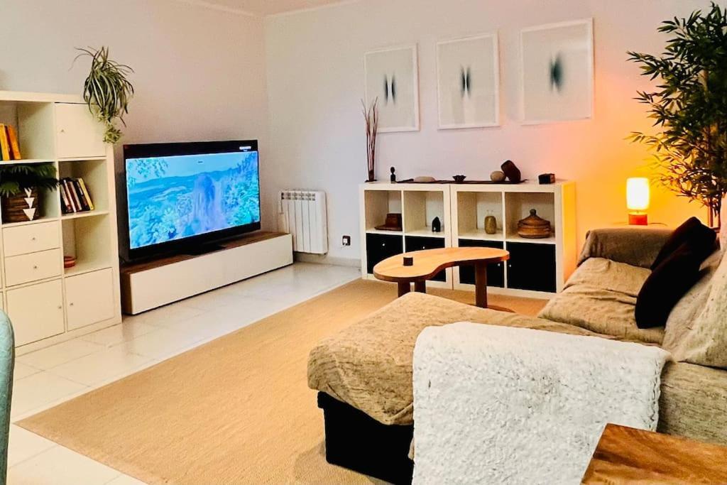 Your Coastal Retreat! Sea Views, Free Parking Apartment *