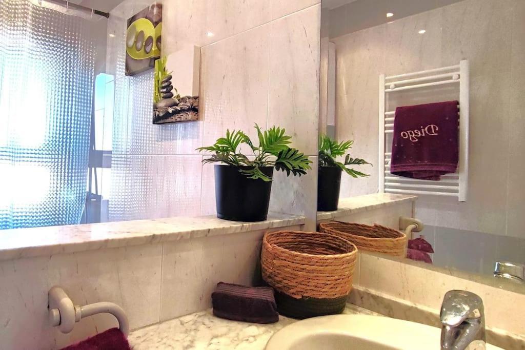 Apartment Your Coastal Retreat! Sea Views, Free Parking